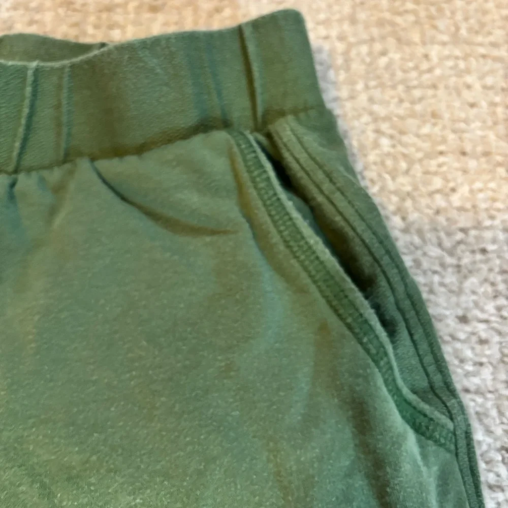 LA Relaxed Green Tencel Shorts - size S​​ - Picture 3 of 9